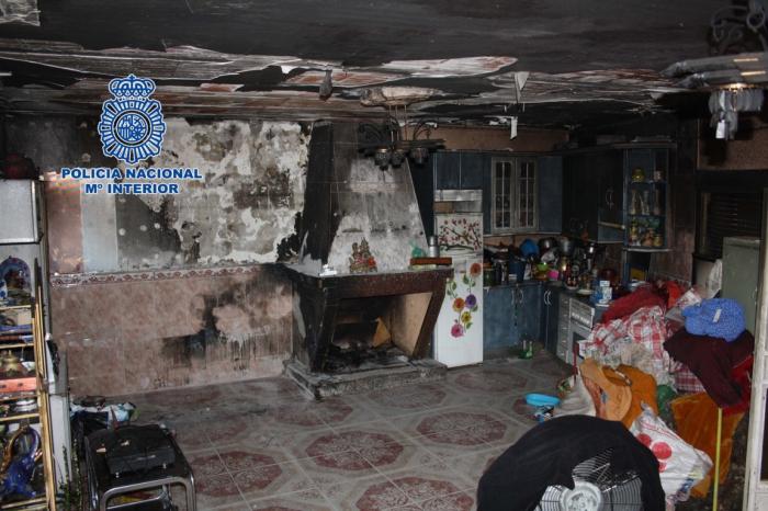 Dos agentes de la Policía Nacional rescatan a una anciana de su vivienda en llamas en Plasencia