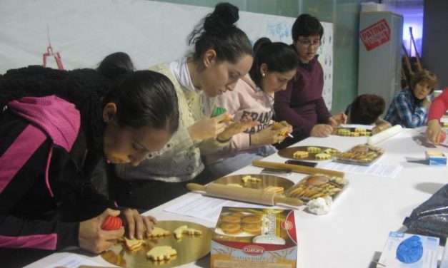 El espacio joven de Moraleja enseña a decorar galletas navideñas dentro del Plan Local de Juventud