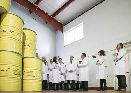 Apihurdes muestra al presidente regional el funcionamiento de la cooperativa apícola