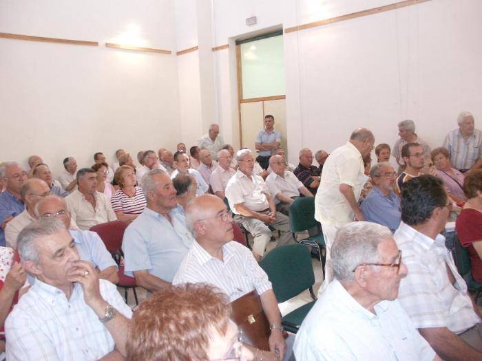 Sanidad anuncia en Extremadura 62 centros de día más y 25 tanatorios subvencionados