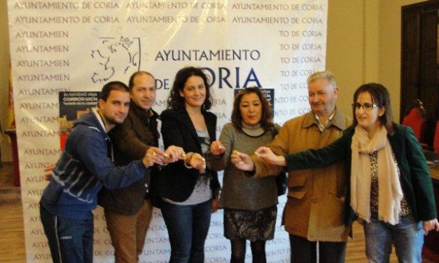 Prado Plantel entrega el premio de 5.000 euros en el sorteo de la campaña «Coria, comercio y vida»