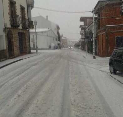 Las primeras nevadas del invierno hacen acto de presencia en la localidad cacereña de Piornal