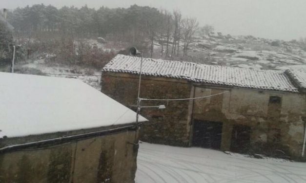 Las primeras nevadas del invierno hacen acto de presencia en la localidad cacereña de Piornal