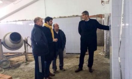 Pedrera visita las obras de acondicionamiento de los vestuarios de la Ciudad Deportiva de Plasencia