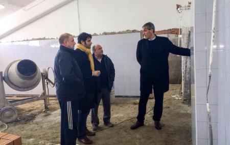 Pedrera visita las obras de acondicionamiento de los vestuarios de la Ciudad Deportiva de Plasencia
