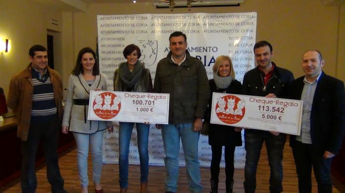 El Ayuntamiento de Coria entrega los cheques regalo del sorteo de la campaña “Coria, comercio y vida”