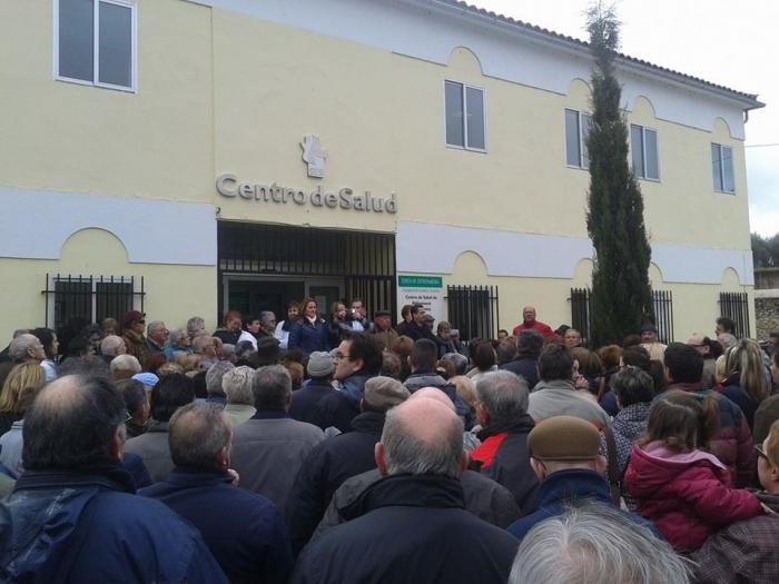 Los vecinos de Aldeanueva del Camino inician una recogida de firmas en defensa de su centro de salud