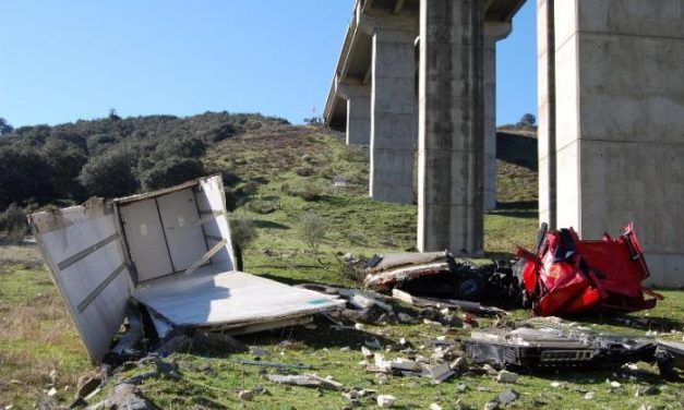 Un camionero de 46 años fallece al caer con su camión por el puente del río Almonte en la A-5, cerca de Jaraicejo