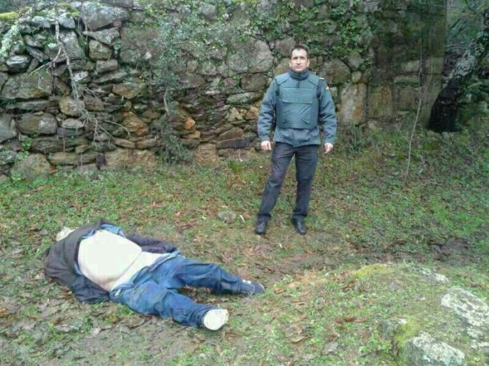 El asesino fallecido hoy durante su detención en Plasencia presenta un impacto de bala en la espalda
