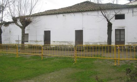 Desprendimientos en una casa anexa al colegio Joaquín Ballesteros obligan a vallar una zona del patio escolar