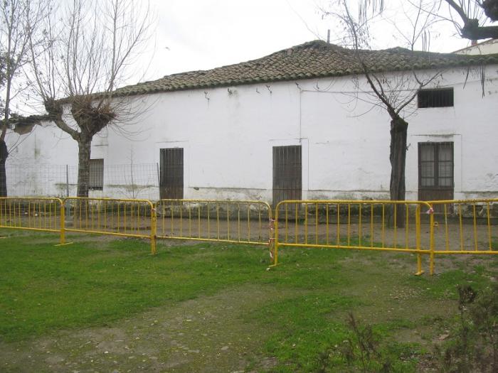 Desprendimientos en una casa anexa al colegio Joaquín Ballesteros obligan a vallar una zona del patio escolar