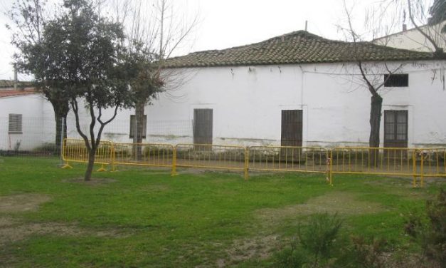 El consistorio de Moraleja refuerza el vallado del patio del Joaquín Ballesteros para garantizar la seguridad