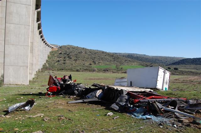 El camionero que perdió la vida en el viaducto del Almonte cayó al precipicio desde más de 40 metros