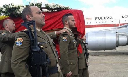 El féretro con el cuerpo del soldado fallecido en Líbano, Abel García, aterriza en la Base Aérea de Talavera