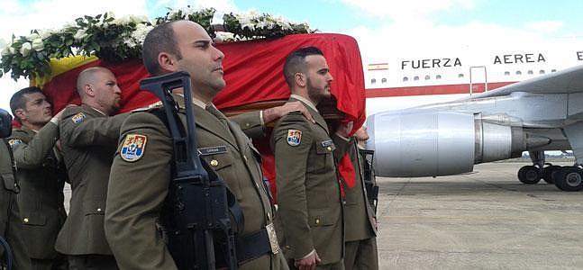 El féretro con el cuerpo del soldado fallecido en Líbano, Abel García, aterriza en la Base Aérea de Talavera
