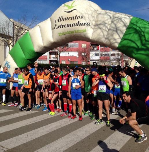 Casi 300 atletas se congregan en Coria en la VI Media Maratón Ciudad de Coria y el I Cross Urbano