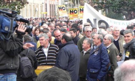 Unos 1.500 regantes extremeños se manifiestan en Badajoz para protestar contra el «tarifazo» eléctrico