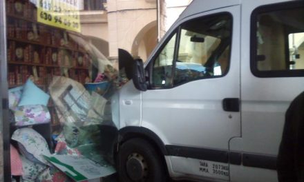 Una furgoneta se estampa contra el escaparate de una tienda en los soportales de la plaza Mayor de Plasencia
