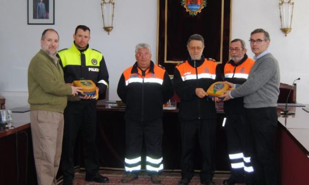 Protección Civil y Policía Local de Valencia de Alcántara cuentan con nuevos desfibriladores