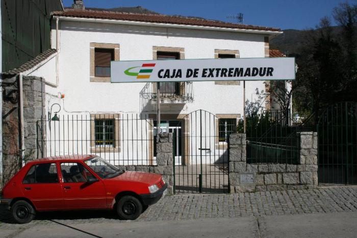 Dos atracadores a punta de pistola y a cara descubierta roban en Caja Extremadura de Casas del Monte
