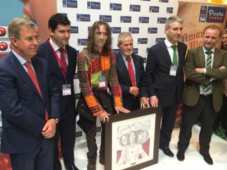 El Gobierno de Extremadura refuerza el apoyo a la comercialización de la picota en nuevos mercados