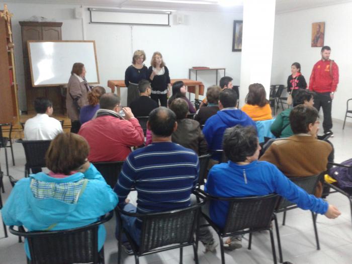El colectivo de discapacitados de Coria organiza talleres de artesanía para recaudar fondos