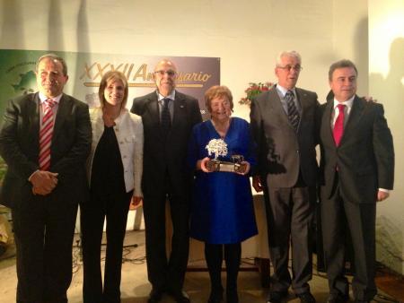 Echávarri entrega el premio Caballo-Encina de la Casa de Extremadura a la enóloga emeritense Isabel Mijares