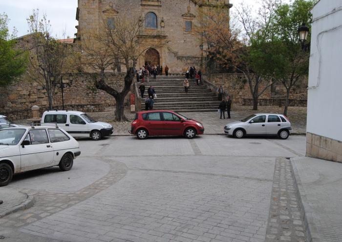 El Ayuntamiento de Valencia de Alcántara abre al tráfico la explanada de Rocamador tras el fin de las obras