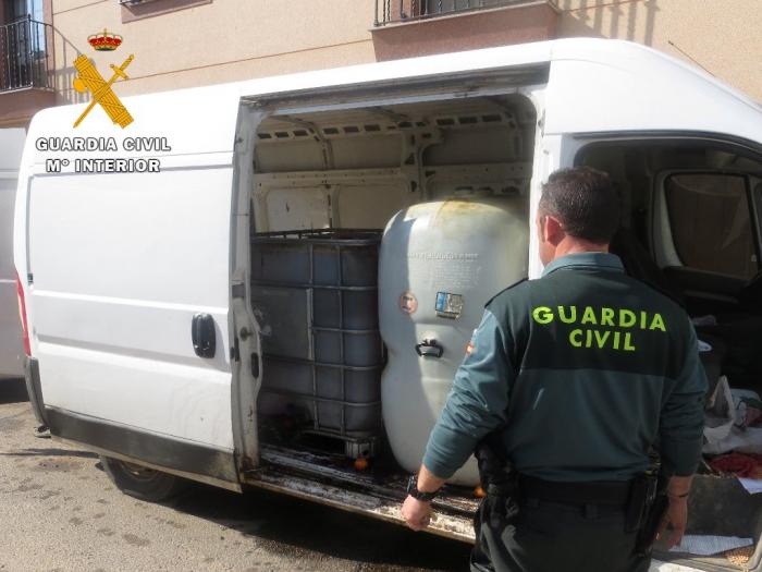 Detenidos por el robo de 2.000 litros de gasoil del interior de un cortijo habitado en Almendralejo