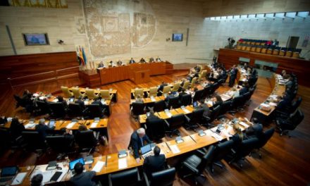 El Parlamento aprueba una declaración institucional de reconocimiento público a Adolfo Suárez