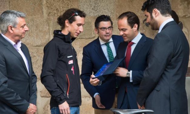 Parejo recibe en Presidencia al equipo ciclista GR 100 Extremadura MTB Team de Plasencia