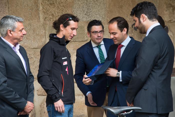 Parejo recibe en Presidencia al equipo ciclista GR 100 Extremadura MTB Team de Plasencia