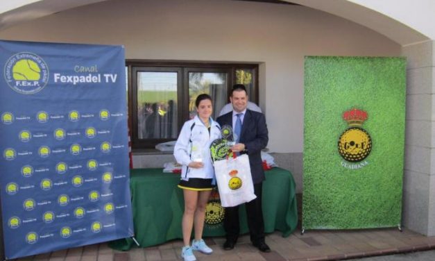 La deportista moralejana Paula Josemaría gana la tercera prueba de la Federación de Pádel