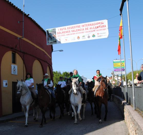 La I Ruta Ecuestre por los Dólmenes de Valencia de Alcántara congregó a más de 120 personas