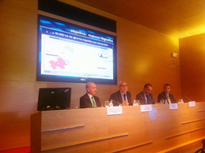 Echávarri destaca los planes para habilitar 40.000 hectáreas de regadío en Extremadura