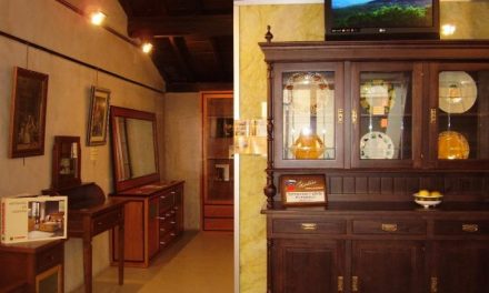 Hervás promociona el sector de la madera con una exposición en la oficina de turismo municipal
