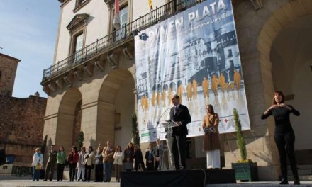 Carrón destaca la vitalidad de los mayores en el Día en Plata que reúne a más de 2.400 ancianos en Cáceres