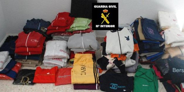 La Guardia Civil detiene a dos personas en Montijo y en Villar del Rey con más de 200 objetos falsificados