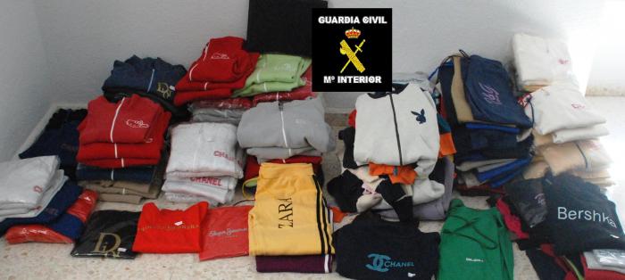La Guardia Civil detiene a dos personas en Montijo y en Villar del Rey con más de 200 objetos falsificados