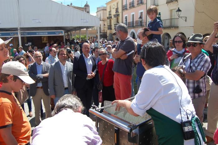 Decenas de visitantes aprenden cómo elaborar queso en un taller de quesería en Trujillo