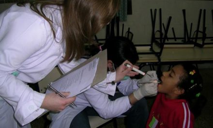 Un total de 394 niños del Área de Salud de Coria se beneficiarán en el 2008 de la atención bucodental básica