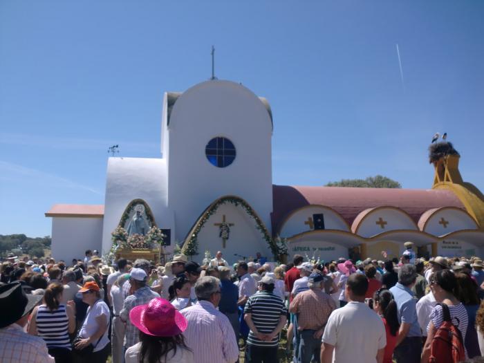 Miles de personas se congregaron el domingo  en la romería de la Virgen de la Vega de Moraleja