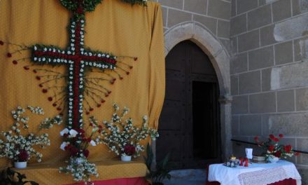 Valencia de Alcántara contó con más de 20 «cruces» de flores para celebrar la festividad de la Cruz de Mayo