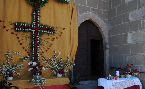 Valencia de Alcántara contó con más de 20 «cruces» de flores para celebrar la festividad de la Cruz de Mayo