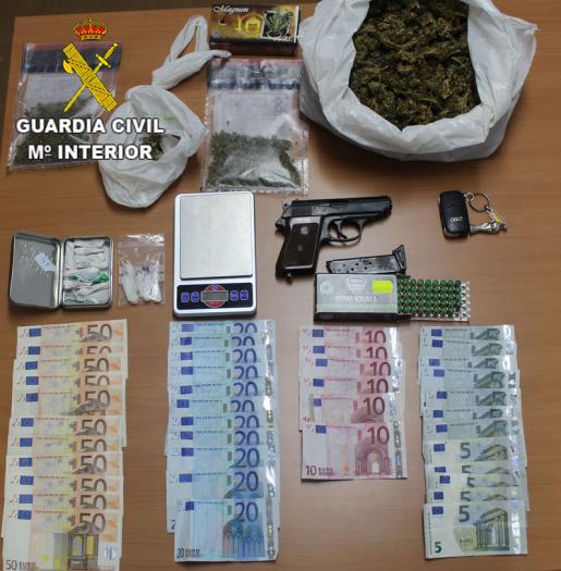 La Guardia Civil detiene a dos personas en Perales del Puerto por un delito de tráfico de drogas
