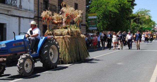 Más de cincuenta carrozas, jinetes y cientos de romeros viven San Isidro en Valencia de Alcántara