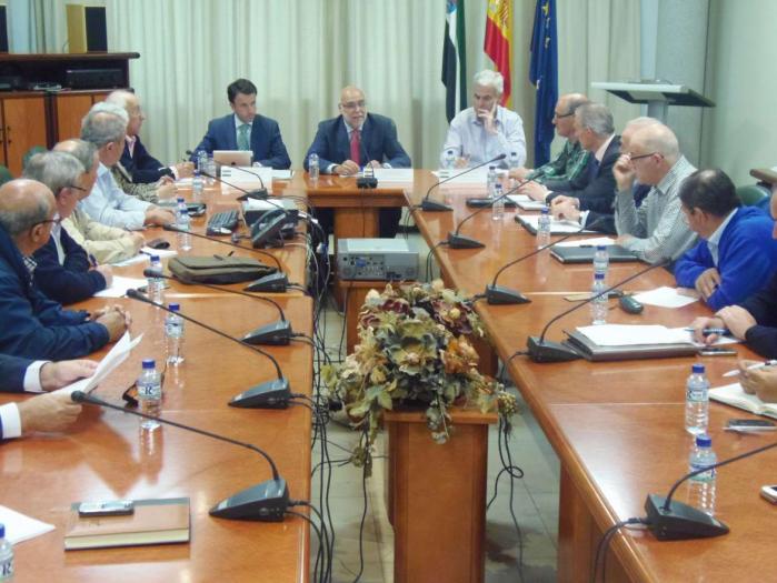 Echávarri anuncia una inversión de  diez millones de euros en modernizar el regadío de Extremadura