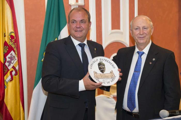 El presidente Monago recibe la Bellota de Oro concedida por el Círculo Extremeño de Torrejón de Ardoz