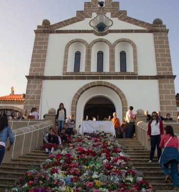 La ofrenda floral a la Virgen de los Remedios de Valencia de Alcántara congrega a cientos de personas