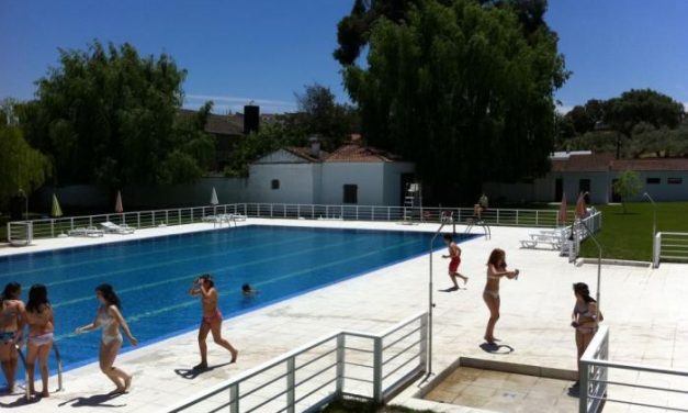 Valencia de Alcántara inaugura la temporada de baños con la apertura de la piscina municipal